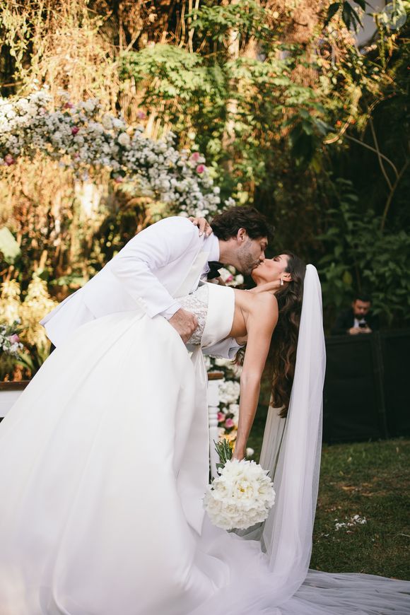 Yasmin escolheu um vestido exclusivo assinado por Lethicia Bronstein, estilista com quem mantém uma parceria de longa data