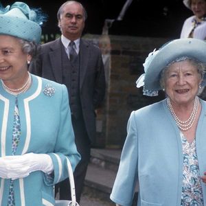 De acordo com a investigação, fotos oficiais mostram que a Rainha Elizabeth II aparecia quase sempre com as unhas sem esmalte, enquanto a Rainha Mãe apostava em cores como rosa e coral
