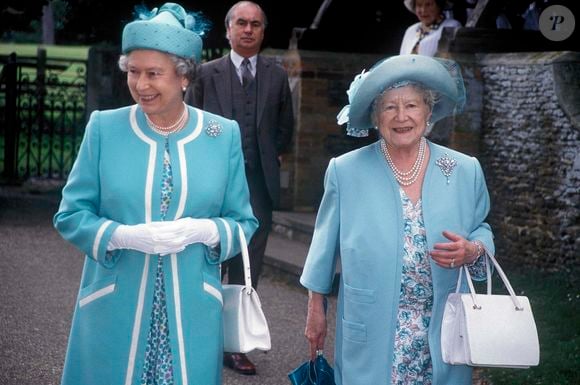 De acordo com a investigação, fotos oficiais mostram que a Rainha Elizabeth II aparecia quase sempre com as unhas sem esmalte, enquanto a Rainha Mãe apostava em cores como rosa e coral