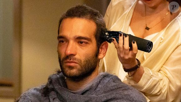 Afonso (Humberto Carrão) começa uma nova etapa em sua vida.