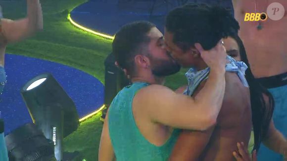 O primeiro beijão do BBB 26 virou assunto nas redes após atitude inusitada de Anitta durante a festa