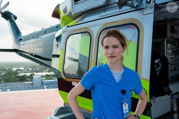 Bolsa de Willa Fitzgerald não falta barras de cereais naturais, chocolate amargo e até marmitas de almoço