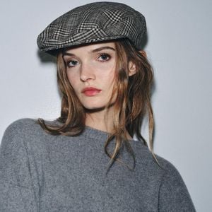 Já a boina xadrez com lã, na cor cinza, custa R$ 159,00 e adiciona um toque moderno ao look, graças à padronagem elegante e fácil de combinar