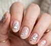 Nem todo fantasma precisa dar medo: os desenhos brancos com detalhes pretos deixam a manicure de Halloween delicada, divertida e fácil de combinar
