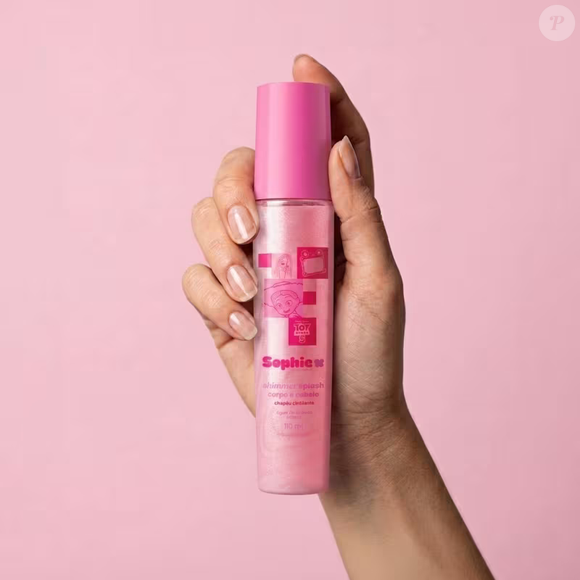 Entre os produtos inspirados em 'Toy Story 5', o Sophie Splash Shimmer Chapéu Cintilante chama atenção pela combinação floral frutal e pelo brilho delicado para corpo e cabelo