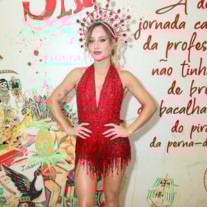 Bruna Griphao: entre as estreantes da Sapucaí, Bruna Griphao se destaca pela entrega total ao novo desafio. Anunciada como musa em setembro, a atriz encara uma rotina intensa para dar conta do desfile. Presença frequente nos ensaios e na quadra, ela encara os 700 metros da avenida como uma experiência de aprendizado e dedicação ao samba