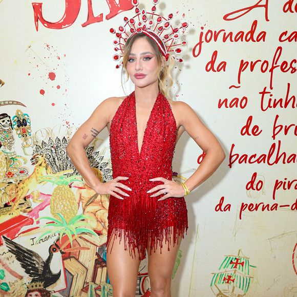 Bruna Griphao: entre as estreantes da Sapucaí, Bruna Griphao se destaca pela entrega total ao novo desafio. Anunciada como musa em setembro, a atriz encara uma rotina intensa para dar conta do desfile. Presença frequente nos ensaios e na quadra, ela encara os 700 metros da avenida como uma experiência de aprendizado e dedicação ao samba