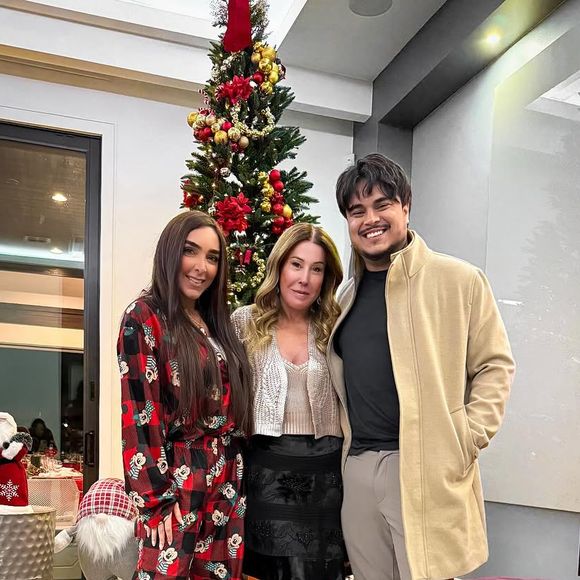 Mãe de Wanessa Camargo, Zilu Godoi passou o Natal com o filho, Igor, e a nora, Amabylle Eiroa. A influencer deixou as pernas de fora e a arquiteta usou um pijama estampado com o rosto do Mickey