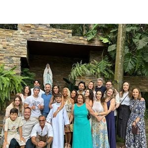 Pietro posou com a família durante a comemoração de sua Primeira Eucaristia.