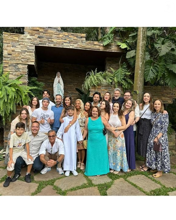 Pietro posou com a família durante a comemoração de sua Primeira Eucaristia.