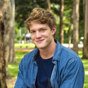 Pedro Novaes usava fios castanhos e corte tradicional durante as gravações de Três Graças, última novela antes do novo desafio nos Estúdios Globo
