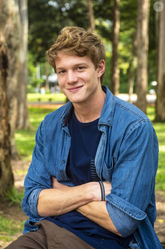 Pedro Novaes usava fios castanhos e corte tradicional durante as gravações de Três Graças, última novela antes do novo desafio nos Estúdios Globo
