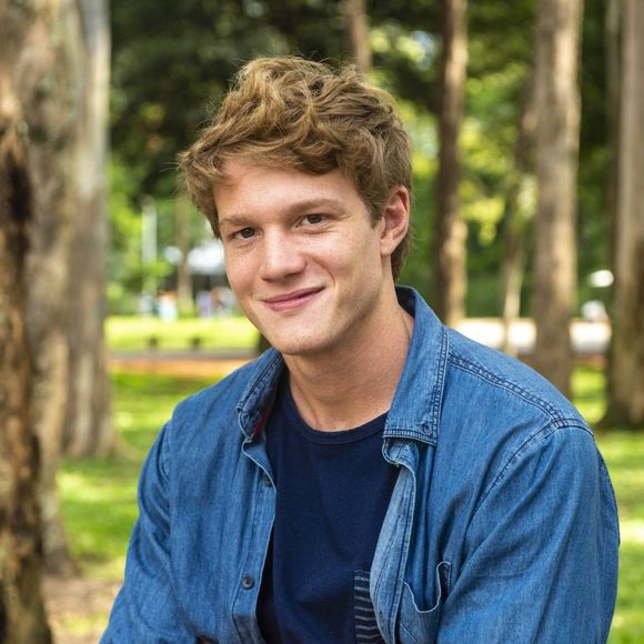 Pedro Novaes usava fios castanhos e corte tradicional durante as gravações de Três Graças, última novela antes do novo desafio nos Estúdios Globo