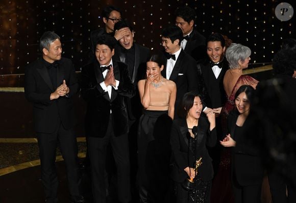 O ano era 2020 quando o ator Lee Sun-kyun vencia o Oscar de 'Melhor Filme' por 'Parasita', junto do elenco e direção