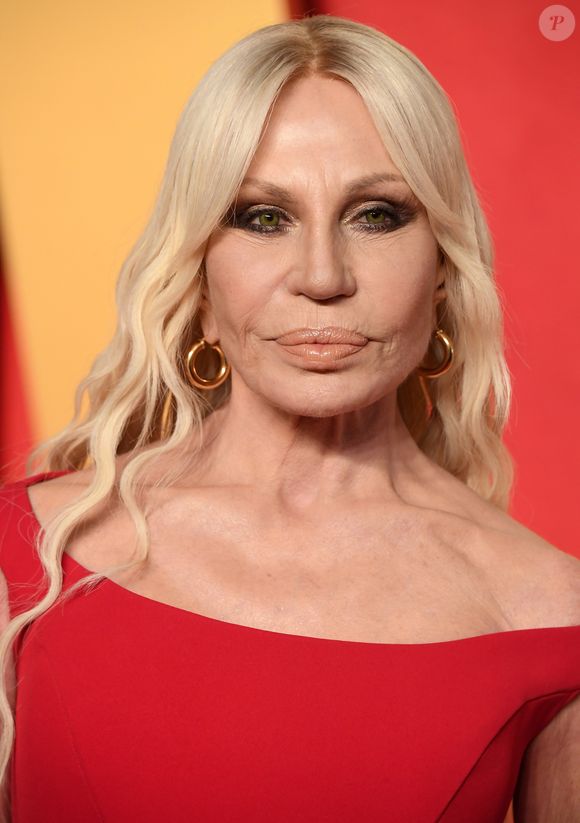2024: com a pele mais uniforme e menos exageros aparentes, Donatella Versace passou a virar assunto na web
