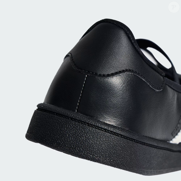 Para quem gosta de fugir do tênis esportivo tradicional, o Tênis Balé adidas Originals by Jennie Superstar SQ aposta em uma estética delicada inspirada nas sapatilhas e em detalhes característicos da marca