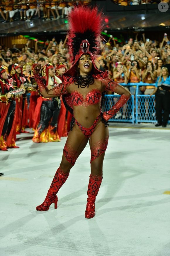 Fantasia de Iza contava com efeitos especiais