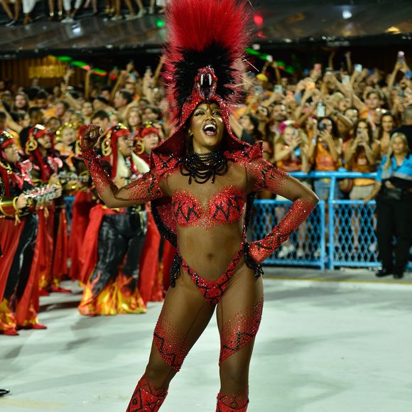 Fantasia de Iza contava com efeitos especiais