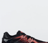 O New Balance 9060 Preto Vermelho U9060IDZ combina preto e vermelho em uma proposta que pode agradar aos torcedores do Flamengo. O modelo tem design inspirado na clássica série 990 da marca, referências visuais aos anos 2000 e entressola oversized com tecnologia de amortecimento ABZORB