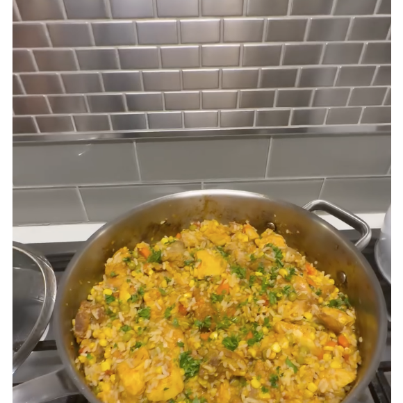 Um dos pratos de Camila Cavazana que fez mais sucesso foi uma galinhada molhadinha, inspirada nos sabores de Goiânia