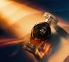 O perfume 214 Arabian Oasis pertence à família floral frutal e aposta em uma combinação sofisticada entre as Tâmaras Douradas, o Jasmim e o calor envolvente do Âmbar