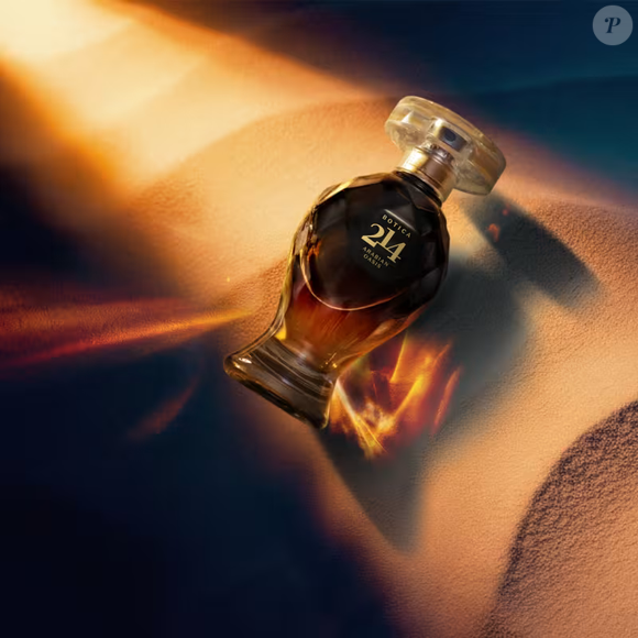 O perfume 214 Arabian Oasis pertence à família floral frutal e aposta em uma combinação sofisticada entre as Tâmaras Douradas, o Jasmim e o calor envolvente do Âmbar