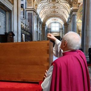 Papa Francisco foi sepultado no nicho do corredor lateral da Basílica de Santa Maria Maior, em Roma