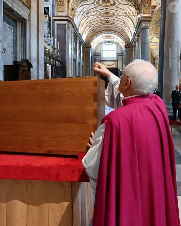 Papa Francisco foi sepultado no nicho do corredor lateral da Basílica de Santa Maria Maior, em Roma