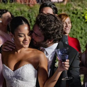 O vestido de noiva de Fátima (Bella Campos) na festa foi tomara que caia