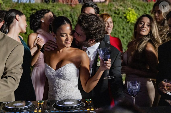 O vestido de noiva de Fátima (Bella Campos) na festa foi tomara que caia