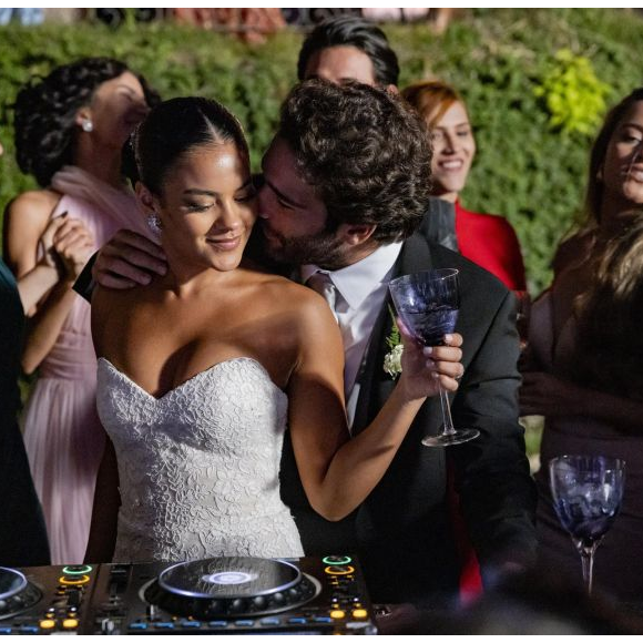 O vestido de noiva de Fátima (Bella Campos) na festa foi tomara que caia