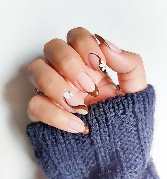 Com marrom na nail art, as flores ganham toque delicado e contemporâneo