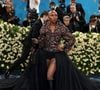 Melhor amiga de Ariana Grande no filme 'Wicked', Cynthia Erivo esbanjou poder e luxo no blue carpet do MET Gala 2025