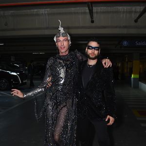 Dudu brilhou em look cristalizado e futurista, enquanto o namorado, o multiartista Gama Higai, usou um look com brilho para combinar com o amado