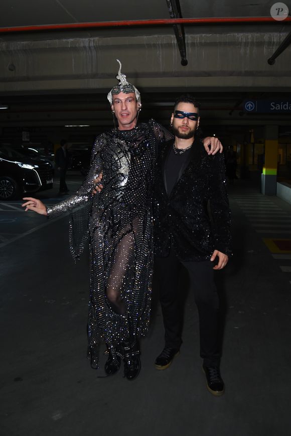 Dudu brilhou em look cristalizado e futurista, enquanto o namorado, o multiartista Gama Higai, usou um look com brilho para combinar com o amado