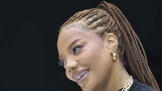 R$ 20 mil de indenização e reembolso de R$ 32 mil: Ludmilla aciona Justiça contra companhia aérea por cancelamento de conexão às vésperas de voo EUA-Brasil. Entenda o processo