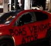 Flávio Gigioli mostrou nas redes sociais o carro com os vidros quebrados após acusar Andressa Urach de vandalizar seus bens
