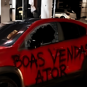 Flávio Gigioli mostrou nas redes sociais o carro com os vidros quebrados após acusar Andressa Urach de vandalizar seus bens