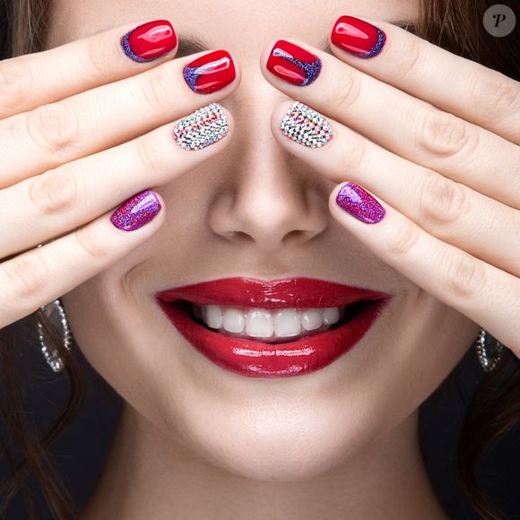 Unhas de Carnaval 2026 com brilho radiante, strass e cores que celebram a folia
