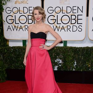 Taylor Swift investe em longos de tecidos nobres. Para o tapete vermelho do Globo de Ouro 2014, a cantora escolheu um Carolina Herrera