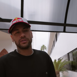 Neymar publicou um vídeo em seu canal do YouTube comentando sobre as pressões da fama e sua rotina no futebol