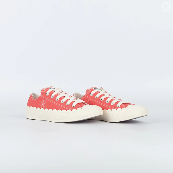 Com tecido canvas, forro acolchoado e detalhes florais surpreendentes, o novo Converse aposta na mistura entre conforto e romantismo para conquistar espaço nos looks da estação