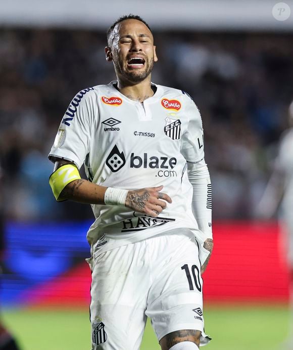 Além das observações sobre as pernas de Neymar, muitas pessoa relembraram as diversas lesões no joelho de Neymar nos últimos anos