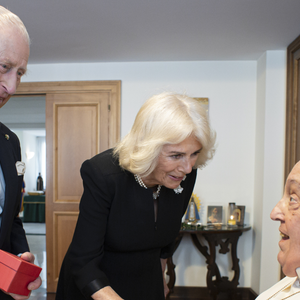 Uma das últimas pessoas a encontrar Papa Francisco com vida, Rei Charles III faltou ao funeral por antigo protocolo da Família Real. Entenda!