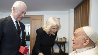 Uma das últimas pessoas a encontrar Papa Francisco com vida, Rei Charles III faltou ao funeral por antigo protocolo da Família Real. Entenda!