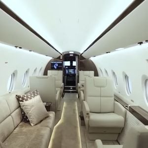 Cabine com configuração executiva semelhante à do Gulfstream G280 usado por Shakira em viagens ligadas à nova fase da carreira internacional