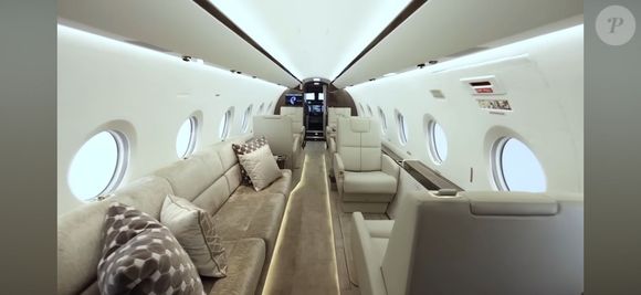Cabine com configuração executiva semelhante à do Gulfstream G280 usado por Shakira em viagens ligadas à nova fase da carreira internacional