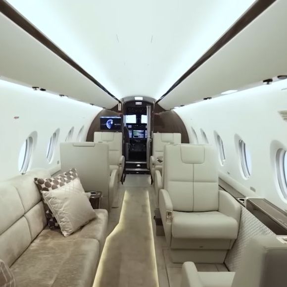 Cabine com configuração executiva semelhante à do Gulfstream G280 usado por Shakira em viagens ligadas à nova fase da carreira internacional