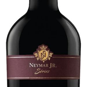 O tinto Cabernet Sauvignon / Malbec / Merlot 2025 abre a seleção da Le Prince com uvas do Valle Central, no Chile, em uma proposta encorpada e intensa que mira quem gosta de vinho com presença à mesa