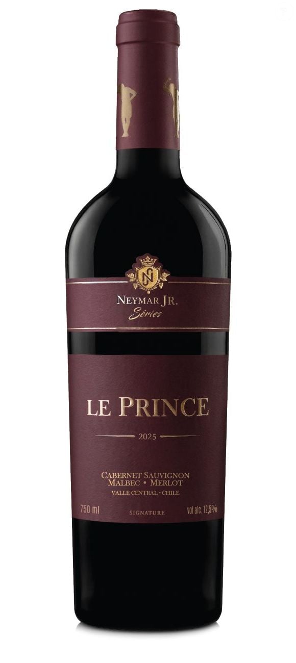 O tinto Cabernet Sauvignon / Malbec / Merlot 2025 abre a seleção da Le Prince com uvas do Valle Central, no Chile, em uma proposta encorpada e intensa que mira quem gosta de vinho com presença à mesa
